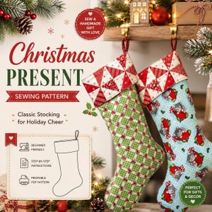 Peut inclure: Un patron de couture pour chaussette de Noël avec le texte Christmas PRESENT SEWING PATTERN. Deux chaussettes finies sont présentées : l'une avec un motif à carreaux verts et l'autre sur fond bleu clair avec des chatons.