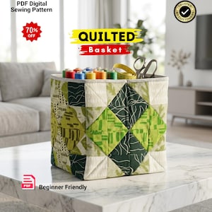 Puede incluir: Una cesta de tela cuadrada con un patrón geométrico acolchado en tonos verde oscuro, verde claro y crema. La cesta está llena de carretes de hilo de colores, una cinta métrica amarilla y tijeras de metal. El texto dice QUILTED Basket.