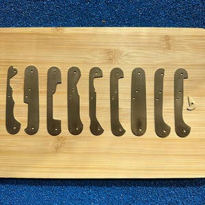 Könnte beinhalten: Weißer Keramikbecher mit schwarzem Henkel und dem Schriftzug "But First, Coffee" in handschriftlicher Form. Der Becher fasst etwa 325-440 ml, ideal für Kaffee.