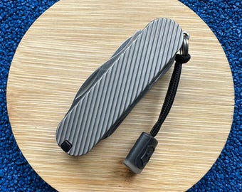 Victorinox Rambler Custom EDC de titanio — Edición con clip de bolsillo de transporte profundo