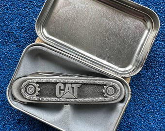Navaja suiza Victorinox Tinker CAT de edición limitada con cachas metálicas (serie industrial).