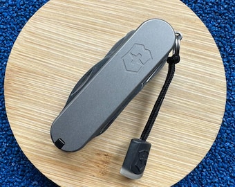 Navaja multiusos Victorinox Rambler personalizada de 58 mm — Cachas de titanio con clip de bolsillo — Herramienta multiusos EDC