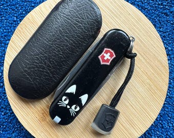 Navaja suiza Victorinox Classic SD Black Cat, 58 mm, con funda.