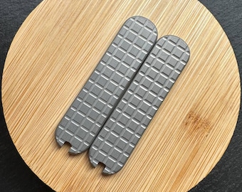 Casquillos de titanio personalizados para navajas suizas Victorinox de 58 mm con mango enrejado.