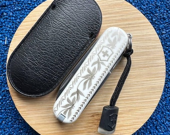 Navaja de bolsillo Victorinox Classic SD de 58 mm – Diseño grabado en blanco, funda y cordón.