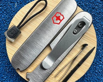 Cachas de titanio personalizadas con clip de bolsillo para SAK - Incluye pinzas, palillo de dientes y cordón