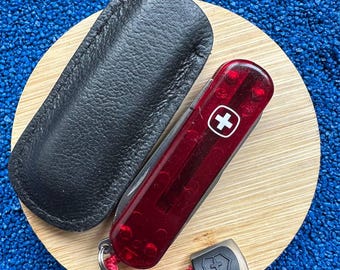 Navaja suiza Wenger Microlite Esquire de 65 mm, color rojo rubí translúcido.