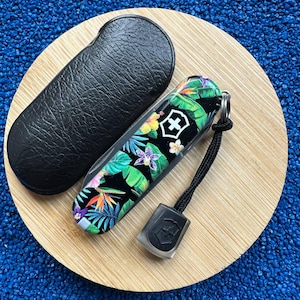 Navaja multiusos Victorinox Classic SD con diseño de flores tropicales – Edición limitada