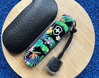 Navaja multiusos Victorinox Classic SD con diseño de flores tropicales – Edición limitada
