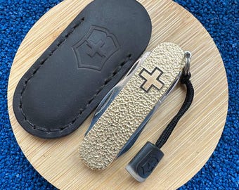 Multiherramienta Rambler personalizada de 58 mm, cachas y revestimientos de latón macizo, equipo EDC de latón hecho a mano con funda de cuero y cordón.