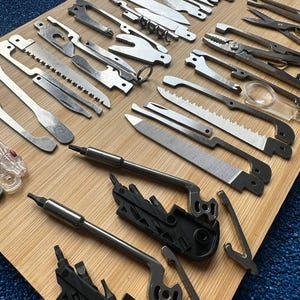 Op de afbeelding: Een rustiek houten bord met de handgeschreven tekst "Welcome to our home". Het rechthoekige bord heeft een verweerde afwerking en een eenvoudig, uitnodigend ontwerp. Geschikt voor binnen en buiten.