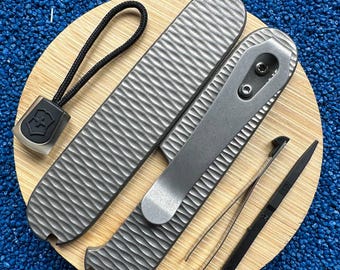 Cachas de titanio con acabado lavado a la piedra, hechas a mano, con clip de transporte profundo - Juego completo de accesorios para multiherramienta