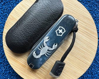 Navaja suiza Victorinox Classic SD Scorpio Edition: herramienta de bolsillo de colección con estuche.