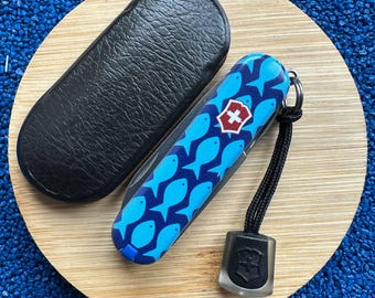 Navaja suiza Victorinox Classic SD Red Fish Edición Limitada – Navaja suiza personalizada