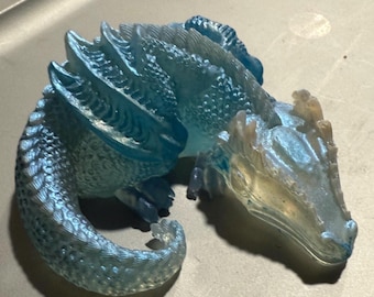 Blauer Eis Harz Drache Figur | Handgemachte Fantasy Drache | Schimmernder Drachen Dekor | Unikat Drache Sammlerstück