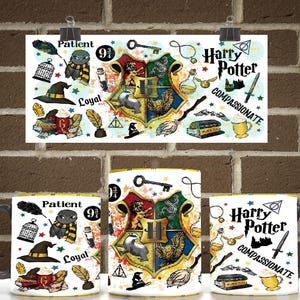 Può includere: Una tazza di ceramica bianca con manico nero a tema Harry Potter. La tazza presenta lo stemma di Hogwarts, insieme alle parole "Patient", "Loyal" e "Compassionate". Un poster con lo stesso design è sullo sfondo.