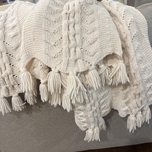 Manta afegã de estilo campestre com franjas texturizadas, linda aparência vintage e feita à mão, cor creme.