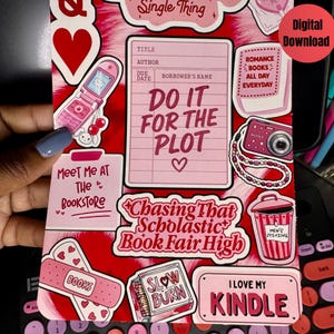 Könnte beinhalten: Ein rotes und rosa Stickerbogen mit verschiedenen Designs zum Thema Bücher. Enthält Aufkleber mit Sätzen wie "Do it for the plot", "Meet me at the bookstore" und "I love my Kindle". Enthält auch ein digitales Download-Label.