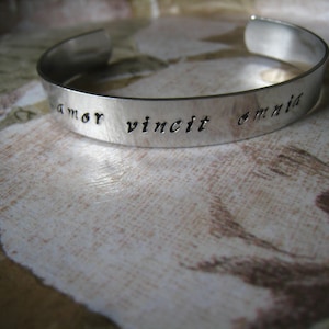 Motto "Love Conquers All" Bangle, "Amor Vincit Omnia" in Latin, Hand-Stamped Lightweight Stackable Aluminum Bangle, Free Gift Wrap