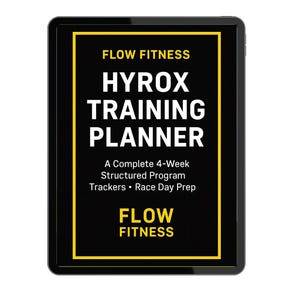 以下が含まれることがあります： 黒いタブレットには、HYROXトレーニングプランナーが表示されています。画面のテキストは「FLOW FITNESS HYROX TRAINING PLANNER」で、追加テキストは「A Complete 4-Week Structured Program Trackers • Race Day Prep」です。タブレットには黄色の枠があります。