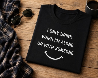 Camiseta "Solo bebo cuando estoy solo o acompañado" / Camiseta con cita divertida sobre la bebida