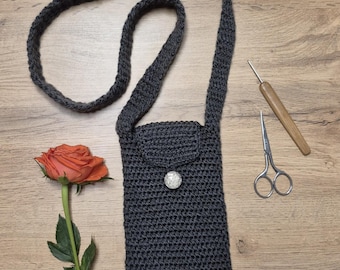 Elegante gehäkelte Handytasche in Anthrazit/Bunt/Schwarz – Crossbody-Tasche mit Schmuckknopf – Minimalistisches Accessoire