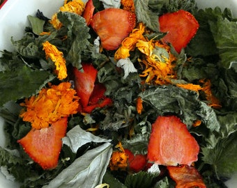 30g - Ribwort plantain, nettle, marigold, strawberry, malva, rapsberry leaves  . Natural rabbit treats.