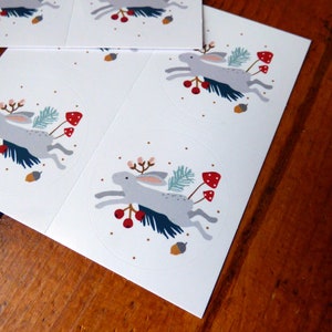 Set di 8 adesivi natalizi rotondi raffiguranti un coniglietto di Natale bianco. Perfetti come regalo per gli amanti dei conigli!