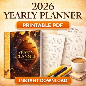 Könnte beinhalten: Eine weiße Keramik-Tasse mit schwarzem Henkel und dem Text "But First, Coffee" in fetter, schwarzer Schrift. Die Tasse steht vor einem verschwommenen Hintergrund, der ihr klares Design hervorhebt.