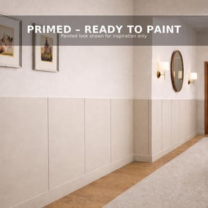 Könnte beinhalten: Ein Flur mit grundierten Wandpaneelen, die zum Streichen bereit sind. Die Wände sind weiß mit vertikalen Paneelen. Zwei gerahmte Bilder hängen an der Wand. Der Text "PRIMED - READY TO PAINT" ist sichtbar. Ein Teppich und eine Holztür sind ebenfalls sichtbar.