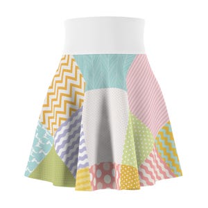 Peut inclure: Une jupe patineuse à taille haute présentant un motif patchwork composé de divers imprimés aux tons pastel et vifs, notamment des chevrons jaunes, des chevrons bleu clair, des rayures diagonales roses, des vagues lavande et des pois blancs.