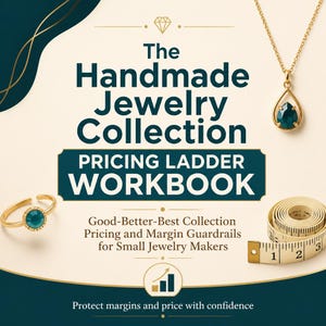 Könnte beinhalten: Ein Arbeitsbuch mit dem Titel The Handmade Jewelry Collection Pricing Ladder Workbook und dem Untertitel Good-Better-Best Collection Pricing and Margin Guardrails for Small Jewelry Makers. Es zeigt einen goldenen Ring, eine Halskette mit grünen Steinen und ein Maßband.