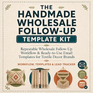 Pode incluir: Um gráfico digital intitulado THE HANDMADE WHOLESALE FOLLOW-UP TEMPLATE KIT. Inclui texto sobre um fluxo de trabalho repetível e modelos de e-mail para marcas de decoração têxtil. Ícones mostram uma almofada, cortinas, tapeçaria e botões.