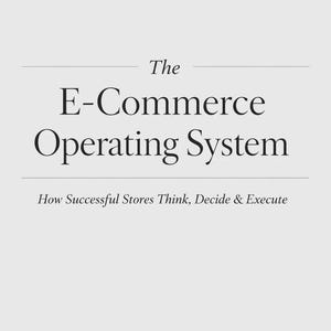 Op de afbeelding: Op een lichtgrijze achtergrond staat de titel "The E-Commerce Operating System" in een vetgedrukte lettertype met schreef. Daaronder staat de ondertitel "How Successful Stores Think, Decide & Execute."