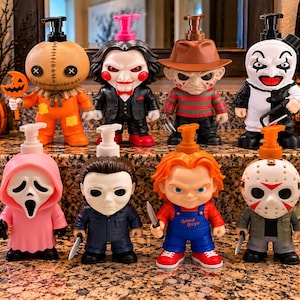 Peut inclure: Une collection de huit distributeurs de savon sur le th&egrave;me de l'horreur repr&eacute;sentant des figurines stylis&eacute;es de Sam, Billy, Freddy Krueger, Art the Clown, Ghostface en rose, Michael Myers, Chucky avec un t-shirt Good Guys et Jason Voorhees.