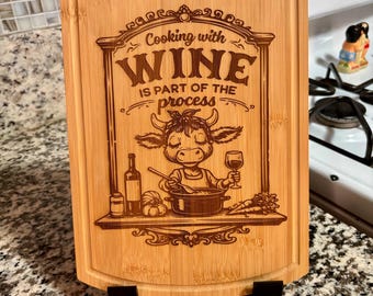 Cuisiner avec du vin fait partie du processus Planche à découper gravée au laser, décoration de cuisine