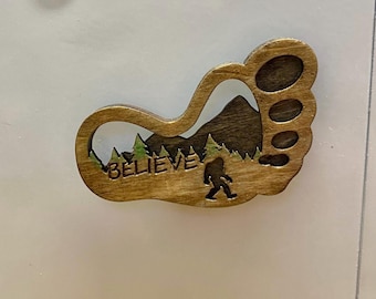 Calamita in legno con impronta di Bigfoot – Calamita da frigorifero Sasquatch "Believe", decorazione rustica da criptide, regalo Bigfoot