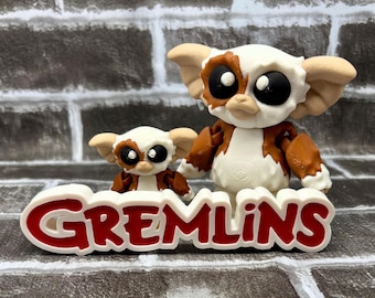 Cute Mogwai Inspired Flexi Figure with Movie Logo Sign | 3D Printed Collectible | 80s Horror Fan Decor