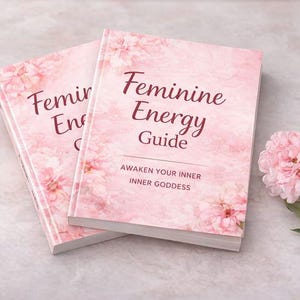 Pode incluir: Dois livros intitulados "Feminine Energy Guide" com desenhos florais e o texto "Awaken Your Inner Inner Goddess". Os livros são rosa claro com um padrão floral. Flores cor-de-rosa estão ao lado dos livros.