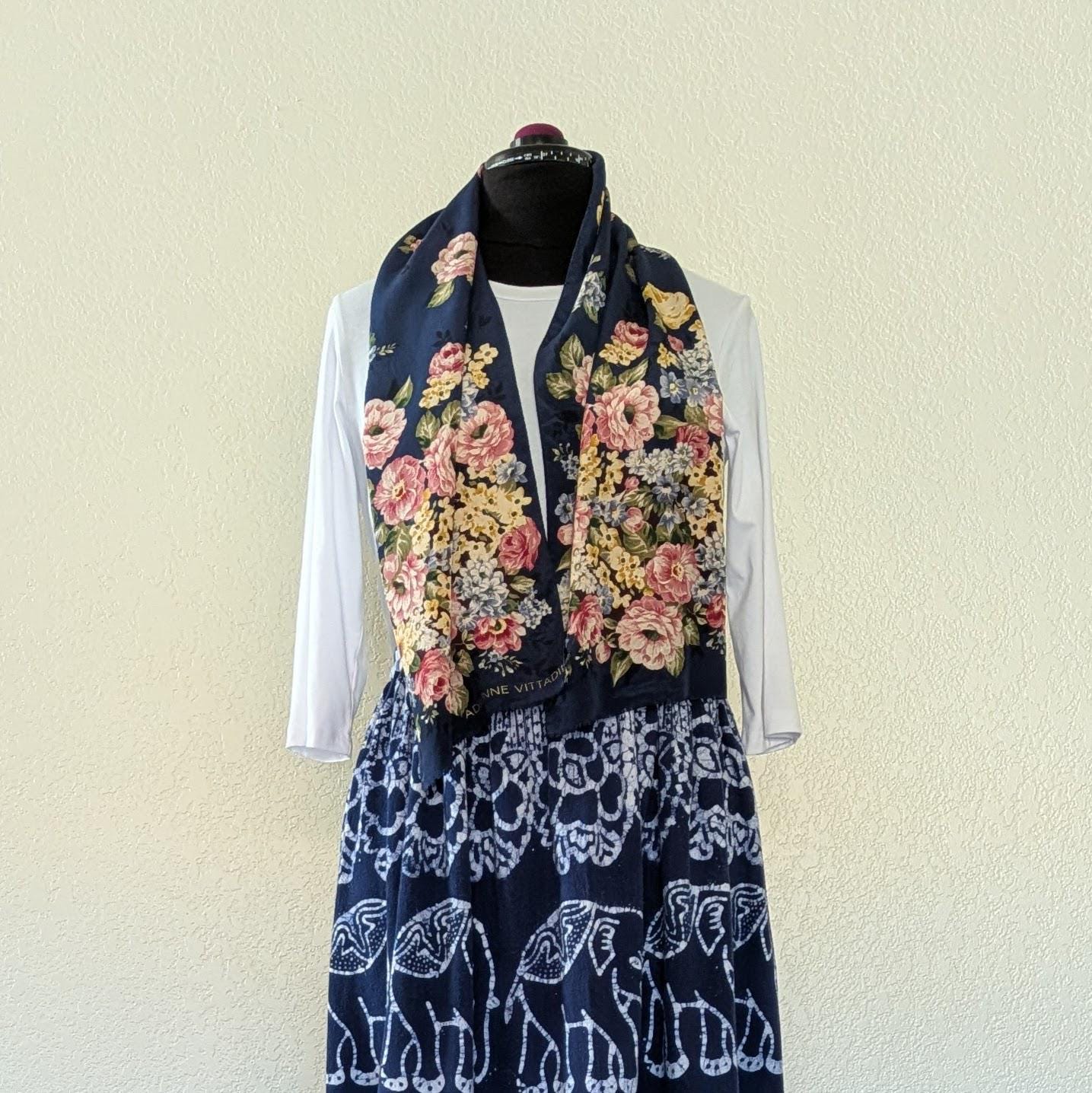 Foulard En Soie Vintage Adrienne Vittadini 85x85 Cm - Motif Calèche, Multicolore, Très Bon état