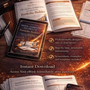 以下が含まれることがあります： 「DIGITAL MARKETING STUDENT'S Portfolio Builder」というタイトルが表示された開いた本とタブレット。 画像にはコーヒーカップ、ラップトップ、ブリーフケースが含まれています。 テキストは、専門的に設計されたレイアウト、指示、テンプレートを強調しています。