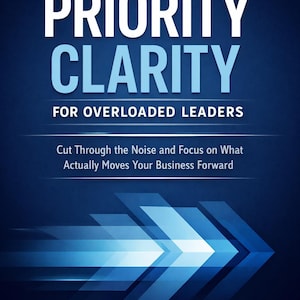 Puede incluir: Portada de libro con el t&iacute;tulo "PRIORITY CLARITY" en letras grandes blancas y azules. El subt&iacute;tulo dice "FOR OVERLOADED LEADERS". La portada tambi&eacute;n incluye el texto "Cut Through the Noise and Focus on What Actually Moves Your Business Forward".