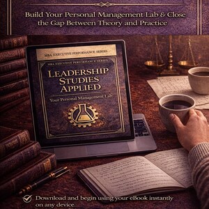 Puede incluir: Un port&aacute;til abierto muestra la portada de un libro electr&oacute;nico titulado "Leadership Studies Applied". La imagen incluye tazas de caf&eacute;, libros y el texto: "Turn Leadership Theory Into Real-World Executive Mastery."