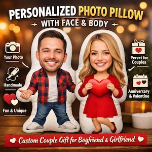 Peut inclure: Un oreiller photo personnalisé avec les visages et les corps d'un homme et d'une femme. L'homme porte une chemise à carreaux rouge et noire et un jean. La femme porte une robe rouge et tient un cœur rouge. Le texte indique "Personalized Photo Pillow".