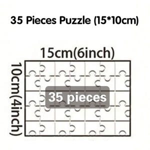 Op de afbeelding: Een puzzel van 35 stukjes, met een afmeting van 15 cm bij 10 cm, wordt getoond. De afmetingen van de puzzel zijn duidelijk aangegeven, samen met het aantal stukjes. De puzzelstukjes zijn in elkaar grijpend en gerangschikt in een raster.
