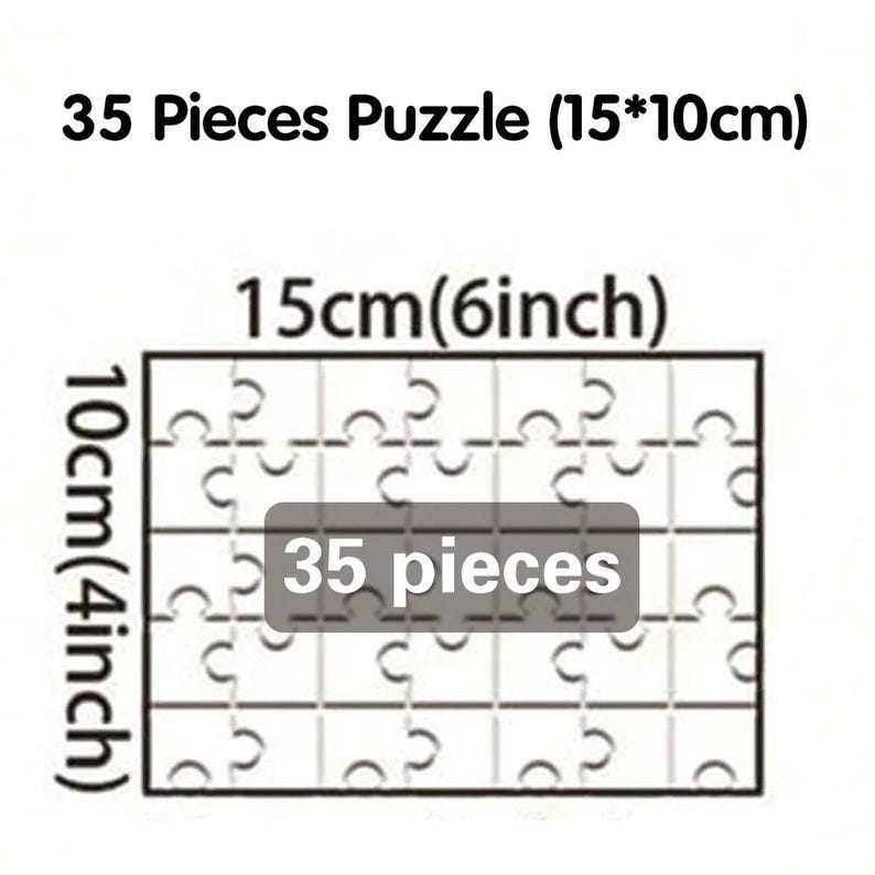Op de afbeelding: Een puzzel van 35 stukjes, met een afmeting van 15 cm bij 10 cm, wordt getoond. De afmetingen van de puzzel zijn duidelijk aangegeven, samen met het aantal stukjes. De puzzelstukjes zijn in elkaar grijpend en gerangschikt in een raster.