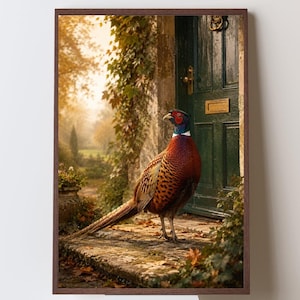 Op de afbeelding: Een ingelijste print met een fazant die op een stenen trede staat voor een groene deur. De fazant heeft bruine, rode en zwarte veren. De achtergrond toont een tuin met herfstbladeren en een stenen muur.