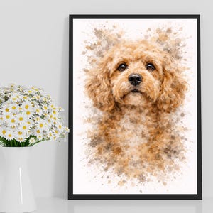 Pode incluir: Uma impressão em aquarela emoldurada de um cão marrom claro com um fundo de arte salpicada. O cão tem olhos escuros e uma expressão focada. A impressão está em uma moldura preta.