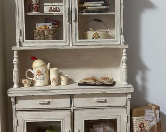 Handgefertigter Miniatur-Küchenschrank - fertiges Vitrinenstück