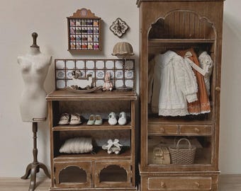 Vintage Miniatur Holzschränke Set | Handgefertigter Puppenhaus Kleiderschrank & Beistelltisch im Maßstab 12 und 12